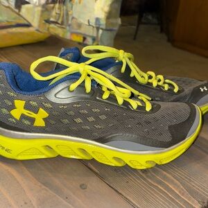 Under Armour Kids Shoes in Black and Neon Yellow - size 6Y